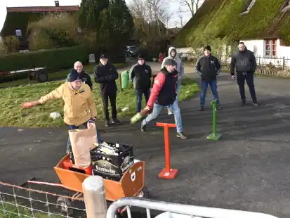 Viel Spa&szlig; trotz geringer Beteiligung: Acht Teilnehmergingen am Samstag beim Besenwerfen in Lienen an den Start.