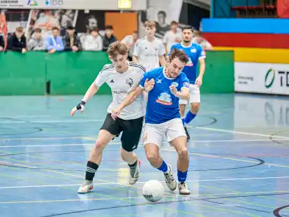 Regionalligist SSV Jeddeloh (in blau, hier im Duell mit den A-Junioren der JSG) blieb in der Vorrunde am Samstag als einziges Team ungeschlagen.