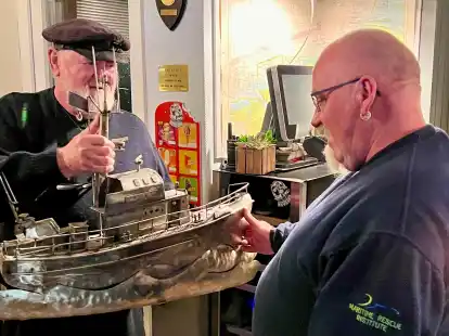 Erinnerung an die Alfried Krupp &ndash; Karl-Wilhelm Str&auml;ter (l.), ehemaliger freiwilliger Seenotretter der Station, hat f&uuml;r Ralf Brinker zum Abschied den Seenotrettungskreuzer nachgebaut. Die beiden sind &uuml;ber zwanzig Jahre zusammen auf der Alfried Krupp gefahren.