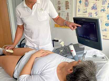 Dr. Gilbert Rosar und sein Team helfen vielen Rheuma-Patienten mit gezielten Reha-Ma&szlig;nahmen im wahrsten Sinne des Wortes wieder zur&uuml;ck auf die Beine.