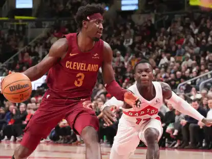 Dennis Schr&ouml;der (r) von den Toronto Raptors im Duell mit Clevelands Caris LeVert.