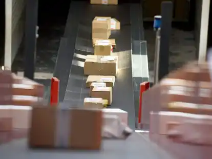 In der Regel fallen bei Sendungen aus und in Nicht-EU-L&auml;nder Z&ouml;lle und Steuern an. Geschenke bis zu einem Wert von 45 Euro sind davon allerdings befreit.