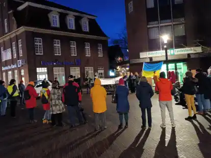 Rund 50 Personen kamen bei der ersten Ukraine-Mahnwache im neuen Jahr zusammen.