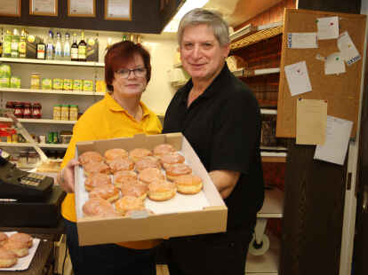 Verkauften zum letzten Mal Berliner: Annelene und Frank Decker, die die B&auml;ckerei Decker zum Jahresende aufgaben