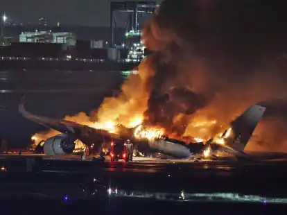 Ein Passagierflugzeug geriet nach der Landung auf dem Tokioter Flughafen Haneda bei der Kollision in Brand.