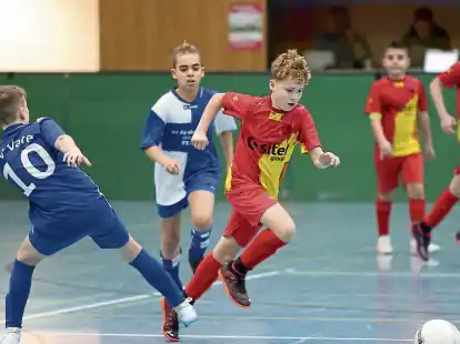Die D-Junioren des SV Wilhelmshaven (hier in rot-gelb) gewannen in der Vorrunde gegen den JFV Varel klar mit 6:0 Toren. Im Halbfinale war aber Endstation für den Nachwuchs aus Rüstersiel.