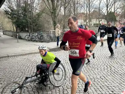 Tina Deeken hatte mit ihren zwei Begleitl&auml;ufern beim Silvesterlauf an der Leine auch einen Pflasterstein-Abschnitt zu bew&auml;ltigen.