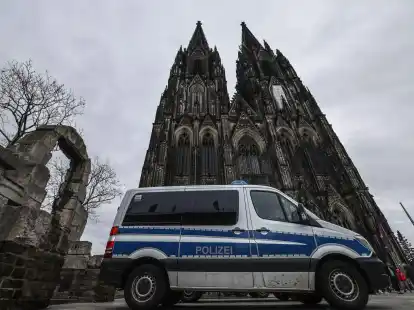 Seit dem Terroralarm im Dezember werden die Sicherheitsvorkehrungen in und um den K&ouml;lner Dom weiter aufrecht erhalten.