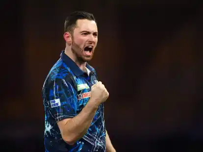 Luke Humphries feiert seinen Sieg.