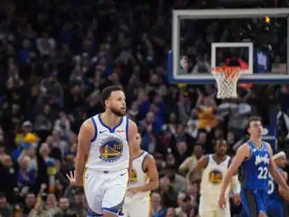 Kam gegen Orlando Magic auf 36 Punkte: Golden States Stephen Curry (l).