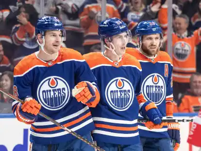 Edmontons Zach Hyman (l-r), Ryan Nugent-Hopkins und Leon Draisaitl feiern ein Tor gegen die Philadelphia Flyers.
