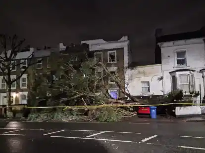 Von Sturm &laquo;Henk&raquo; verursachte Sch&auml;den in einer Stra&szlig;e in London.