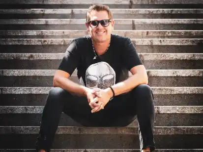 Auch Mallorca-K&uuml;nstler Peter Wackel ist bei der Party am Start