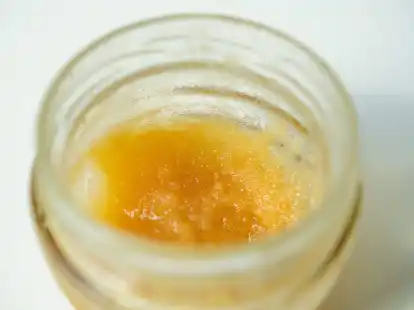 Kein Genuss: Manchmal haben sich im Honig Kristalle gebildet, die f&uuml;r ein unangenehmes Mundgef&uuml;hl sorgen.