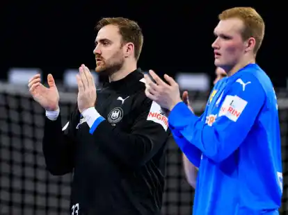 Deutschlands Andreas Wolff (l) und David Sp&auml;th (r) bedanken sich nach einem Spiel bei den Fans.