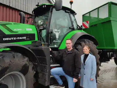 Helmut Asche organisiert die Protestaktion in Wiesmoor. Seine Freundin Teresa Terveer, die bei einer Spedition eine Ausbildung macht, ist am Aktionstag in Wiesmoor auch dabei. Mit dem Trecker wollen sie zusammen mit weiteren Teilnehmern die Hauptkreuzung f&uuml;r 24 Stunden blockieren.
