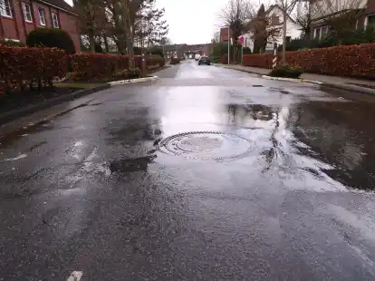 Volle Kan&auml;le: Aus diesem Gullideckel in der tief gelegenen Stra&szlig;e Brummerforth l&auml;uft Abwasser auf die Fahrbahn.