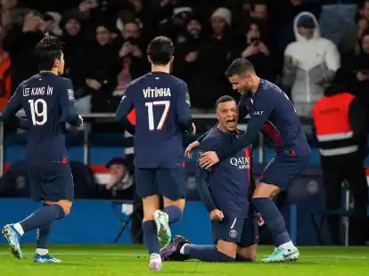 PSG-Topst&uuml;rmer Kylian Mbapp&eacute; (2.v.r) sorgte mit seinem Tor zum 2:0 f&uuml;r den Endstand.