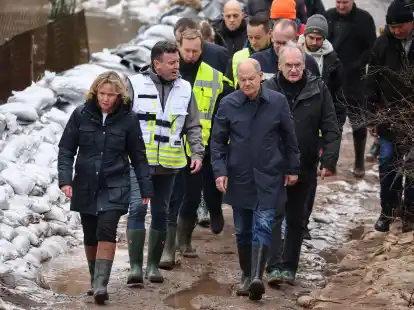 Bundeskanzler Olaf Scholz (vorne rechts) tr&auml;gt bei seinem&nbsp;Besuch im Hochwassergebiet in Sangerhausen Gummistiefel.