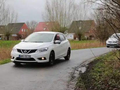 Wenig Platz zum Ausweichen - und trotzdem eine zunehmend beliebte Abk&uuml;rzung f&uuml;r Autofahrer: Anwohner der Anliegerstra&szlig;e Accumersiel, vorne im Auto Wilhelmshavener Hartmut Caspers, &auml;rgern sich &uuml;ber diesen Zustand.