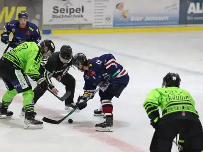 Vor dem ersten Anbully des neuen Jahres stehen die Spieler des Eishockey-Regionalligisten ECW Sande (blaue Trikots) an diesem Sonntag im Landkreis Stade.