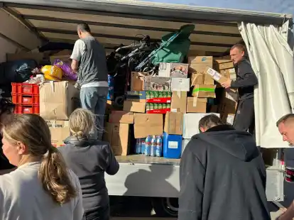 Ukrainische Freiwillige entladen einen Transport der Friesen.