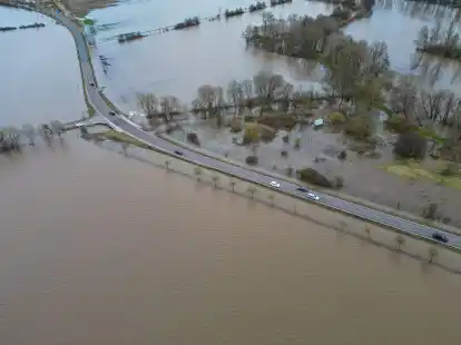 Das Hochwasser macht den Menschen - wie hier in Sachsen-Anhalt - weiterhin schwer zu schaffen. Forderungen nach einer besseren Ausstattung der Einsatzkr&auml;fte werden laut.
