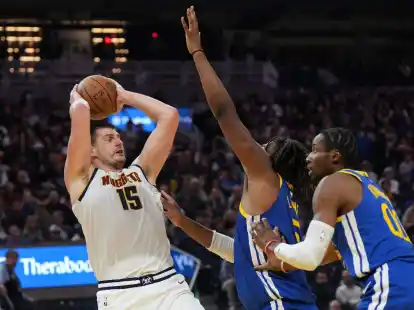 Nikola Jokic (l) war der Matchwinner f&uuml;r die Denver Nuggets.