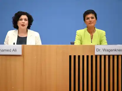 Werben um ehemalige Mitglieder der Linkspartei: Amira Mohamed Ali (li.) aus Oldenburg und Sahra Wagenknecht bei der  Pressekonferenz zur Gr&uuml;ndung des Vereins &bdquo;B&uuml;ndnis Sahra Wagenknecht - F&uuml;r Vernunft und Gerechtigkeit&ldquo;.