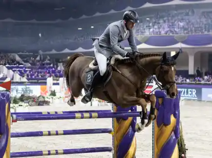 Reiter Philipp Weishaupt aus Deutschland und sein Pferd Zineday springen &uuml;ber ein Hindernis.