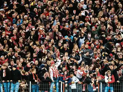 Die Fans des 1. FC Köln sind leidgeprüft. Sie hoffen auf einen Aufschwung unter dem neuen Coach, sind aber skeptisch.