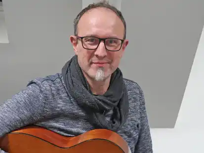 Die Gitarre spielt im Leben von Torsten Seliger eine wichtige Rolle. Seit dem 1. Dezember ist er der neue Leiter der Musikschule Friesland-Wittmund.