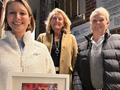 Planen Ausstellung im alten Rathaus Stadtmitte (von links): die K&uuml;nstlerinnen Stefanie de Buhr, Christa Anneken und Michaela Rumpke.