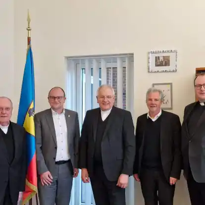 Zum Jahreswechsel-Gespräch trafen sich im Garreler Rathaus (v.l.) Pfarrer em. Paul Horst, Bürgermeister Thomas Höffmann, Bischof Heinrich Timmerevers, Pfarrer Holger Ossowski und Pfarrverwalter Stefan Jasper-Bruns.