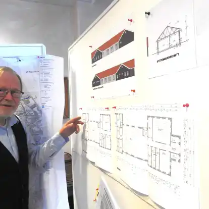 Holtgasts B&uuml;rgermeister Gerhard Frerichs pr&auml;sentiert die aktuellen Pl&auml;ne.