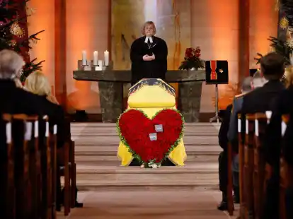 Landesbisch&ouml;fin Heike Springhart leitet den Gottesdienst bei der Trauerfeier f&uuml;r Wolfgang Sch&auml;uble in der evangelischen Stadtkirche von Offenburg.