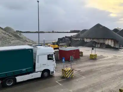 Blick aus dem Verwaltungsgeb&auml;ude von Rhenus Midgard Wilhelmshaven &uuml;ber den L&uuml;neburgkai auf den Nordhafen.