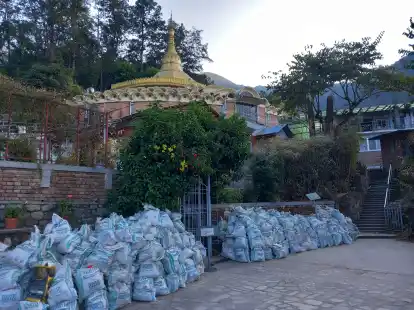 Die Dhamma-Meditationshalle des Vipassana-Meditationszentrums Kathmandu mit Pagoda, einem buddhistischen Bauwerk, im Hintergrund. Hier verbrachte Dorka Anton zehn schweigende Tage.