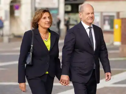 Bundeskanzler Olaf Scholz (SPD, r) und seine Ehefrau Britta Ernst feierten im Dezember 2023 feierten Silberhochzeit.