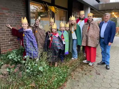 Schortens B&uuml;rgermeister Gerhard B&ouml;hling (rechts) mit den Sternens&auml;ngern