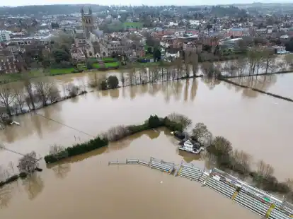 Der Worcestershire Cricket Ground ist nach starken Regenf&auml;llen &uuml;berschwemmt.