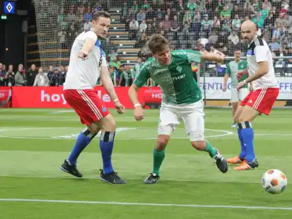Nordderby mit früheren Legenden: Clemens Fitz (Mitte) und Max Kruse (hinten) trafen mit Werder auf den HSV mit Marcell Jansen (links) und Heiko Westermann.