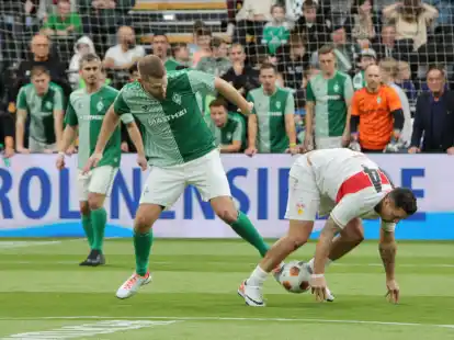 Aaron Hunt (links) erzielte im Finale gegen den VfB Stuttgart (hier Denis Berger) zwei Tore für Werder Bremen.