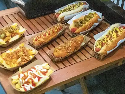 Von Hotdogs bis Corndogs: W&uuml;rstchen im Br&ouml;tchen oder Maisteig sind ein beliebtes Streetfood auf die Hand. Selbermachen ist leicht m&ouml;glich, wenn man die n&ouml;tigen Kniffe kennt.