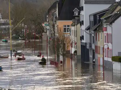 Die H&auml;user der Uferstra&szlig;e der Rheininsel Niederwerth stehen im Hochwasser des Rheins.