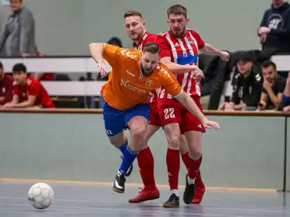 TuS Ofen (orange) und SV Astederfeld (rot-wei&szlig;) im Einsatz beim Ofener Quathamer-Cup