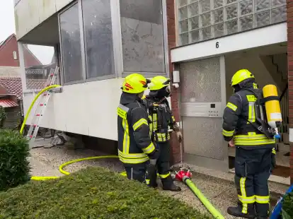 Die Feuerwehrleute aus Esens uns Stedesdorf brachten die Bewohner ins Freie und l&ouml;schten den Brand in einer Wohnung in Esens.