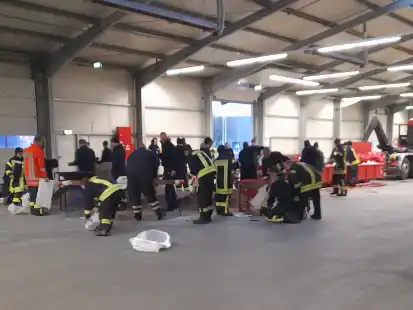 Hochwasser Feuerwehr in Emden füllt Sandsäcke wieder auf