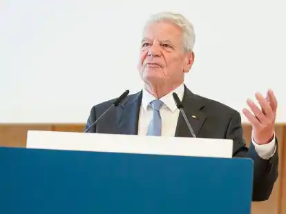 &laquo;Irritationen entstehen, wenn durch das Z&ouml;gern der Regierung nicht nur die Chancen der Ukraine geringer werden, sondern die Bedrohung der freien Welt gr&ouml;&szlig;er wird&raquo;:&nbsp;Alt-Bundespr&auml;sident Joachim Gauck.