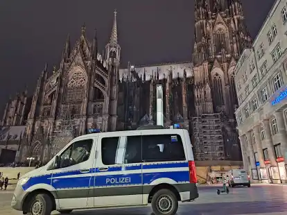 Die Polizei war wegen der Terrorwarnung am K&ouml;lner Dom mit einem Gro&szlig;aufgebot im Einsatz (Archivbild).